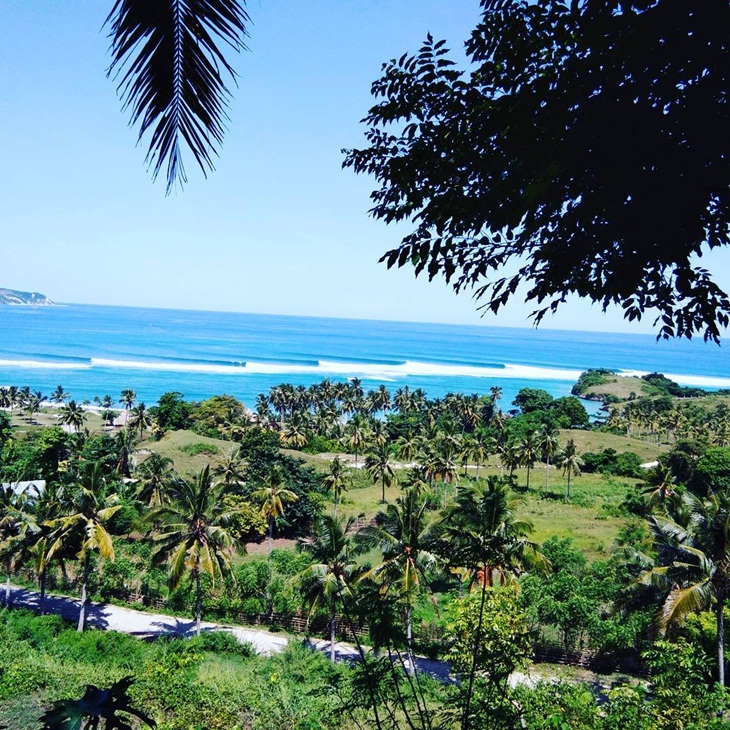 Pemandangan pantai dari ketinggian di Lamboya. (Foto: instagram.com/sumbasunsetsurf)