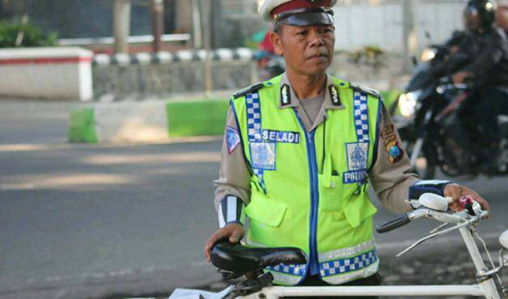 Bripka Seladi, Polisi Anti Suap Pengepul Sampah