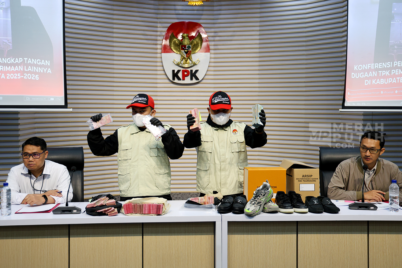 KPK Pamerkan Barang Bukti OTT Bupati Tulungagung Gatut Sunu Wibowo