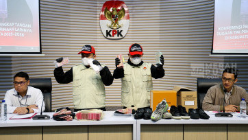 KPK Pamerkan Barang Bukti OTT Bupati Tulungagung Gatut Sunu Wibowo