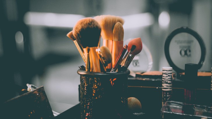 Bahaya Penggunaan Produk Makeup dengan Status Kedaluwarsa