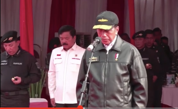 Jokowi Terima Brevet Hiu Kencana karena Dianggap Banyak Bantu TNI AL