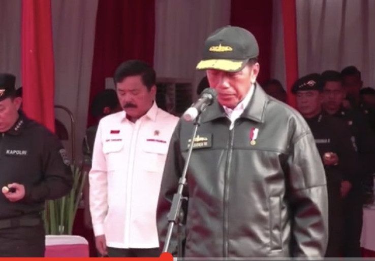Jokowi Terima Brevet Hiu Kencana karena Dianggap Banyak Bantu TNI AL