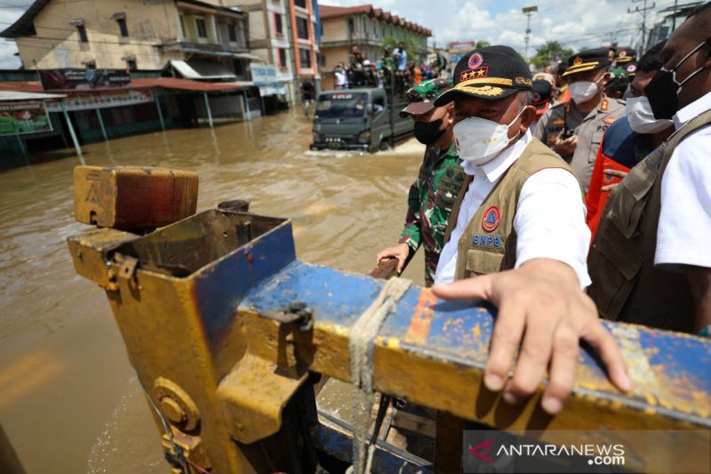 Kepala BNPB Letjen TNI Ganip Warsito meninjau lokasi terdampak banjir di Kabupaten Sintang, Kalimantan Barat, Selasa (9/11/2021). ANTARA/HO-BNPB