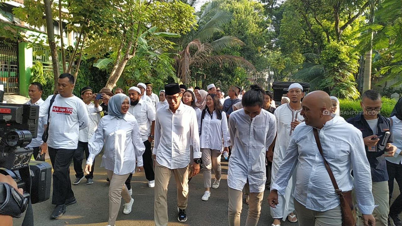 Bersama Keluarga, Sandiaga Jalan Kaki ke TPS