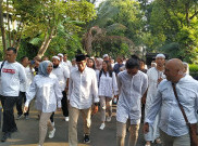 Bersama Keluarga, Sandiaga Jalan Kaki ke TPS