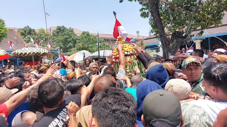 Belum Selesai Didoakan, 2 Gunungan Grebeg Maulud Keraton Surakarta Ludes Diperebutkan