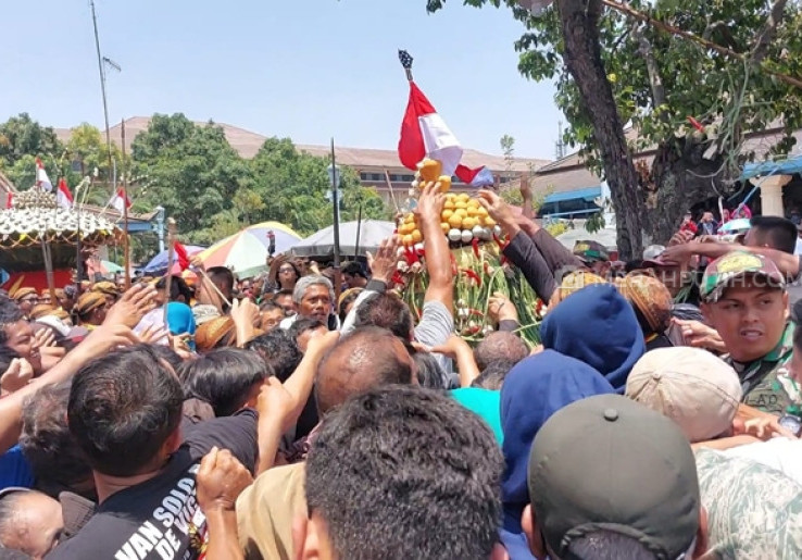 Belum Selesai Didoakan, 2 Gunungan Grebeg Maulud Keraton Surakarta Ludes Diperebutkan