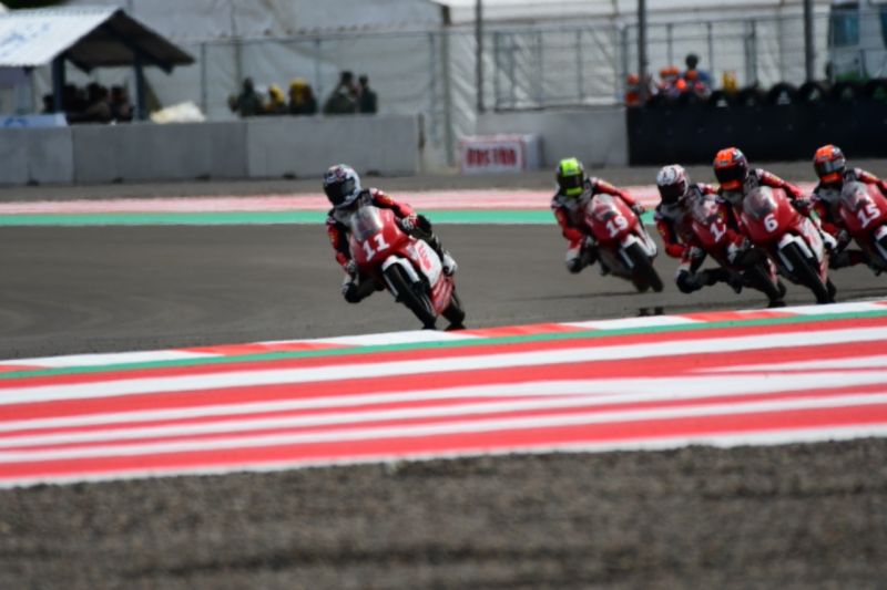 Para pebalap Idemitsu Asia Talent Cup (IATC) mengikuti sesi kualifikasi di Pertamina Mandalika International Street Circuit. (ANTARA/HO-AHM)