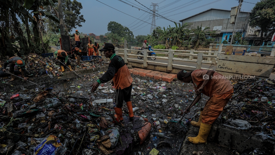 Sampah Menumpuk di Aliran Sungai Perbatasan Jakarta-Tangerang