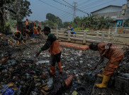 Sampah Menumpuk di Aliran Sungai Perbatasan Jakarta-Tangerang