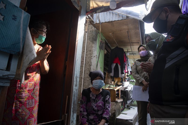 Anggota Satpol PP Kelurahan Gandaria Selatan memberikan imbauan protokol kesehatan bagi warga yang berada di zona merah COVID-19 RT 006 RW 01, Gandaria Selatan, Cilandak, Jakarta Selatan, Senin (21/6/2021). Satgas Penanganan COVID-19 melaporkan kasus konfirmasi positif hingga Senin (21/6/2021) pukul 12.00 WIB bertambah 14.536 kasus sehingga total seluruhnya menjadi 2.004.445 kasus. ANTARA FOTO/Sigid Kurniawan