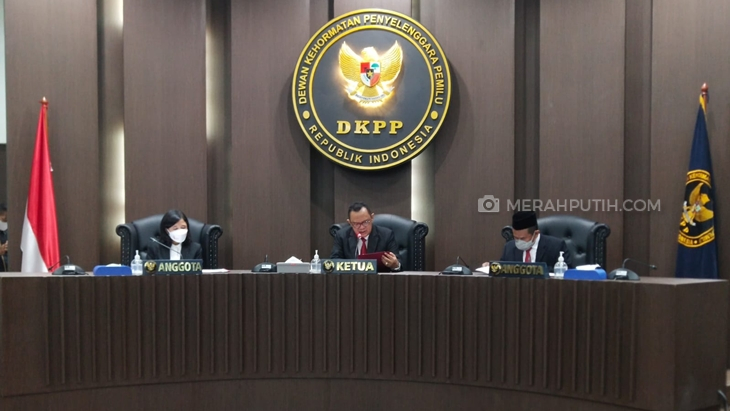 DKPP Pecat Ketua KPU Sabu Raijua Terkait Calon Bupati Warga Negara AS