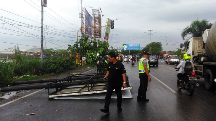 Angin Puting Beliung Hancurkan Ratusan Rumah Warga di Cianjur