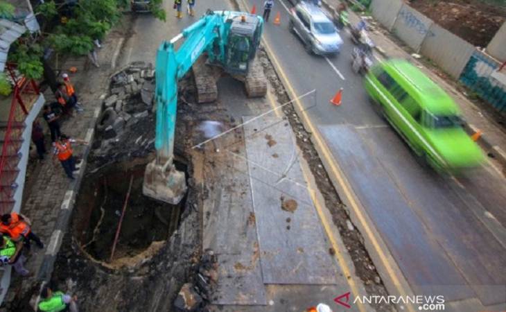 Kondisi jalan amblas di Jalan Daan Mogot, Kota Tangerang. (Foto: Antara)