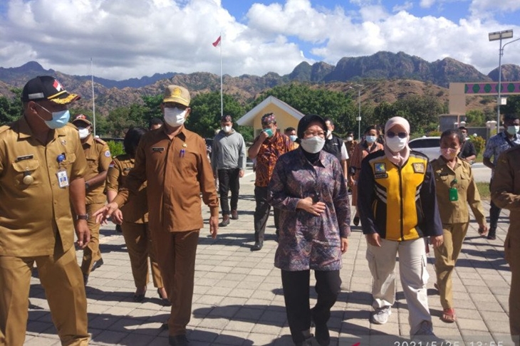 Arsip foto - Menteri Sosial Tri Rismaharini meninjau wilayah terdampak bencana Siklon Seroja di Kabupaten Timor Tengah Utara, Nusa Tenggara Timur, Selasa (25/5/2021). (Antara/HO-Kemensos RI)