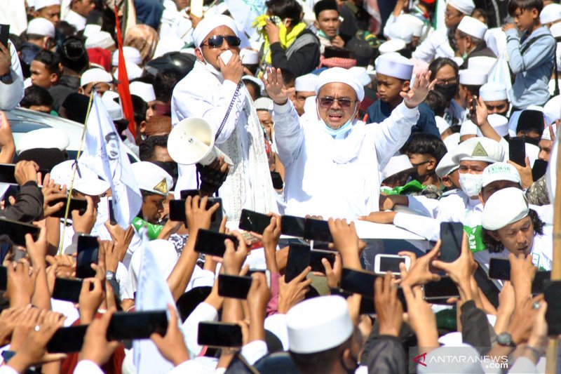 Imam Besar FPI Habib Rizieq Shihab (tengah) menyapa ribuan jamaah di jalur Puncak, Simpang Gadog, Ciawi, Kabupaten Bogor, Jawa Barat, Jumat (13/11/2020). (ANTARA FOTO/Arif Firmansyah/foc.)