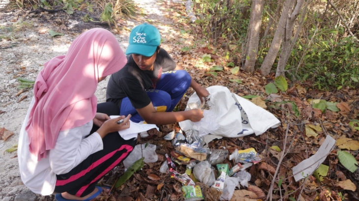 Coastal care juga dilakukan dalam Jambore Bahari (Sumber: HIMAPIKANI)