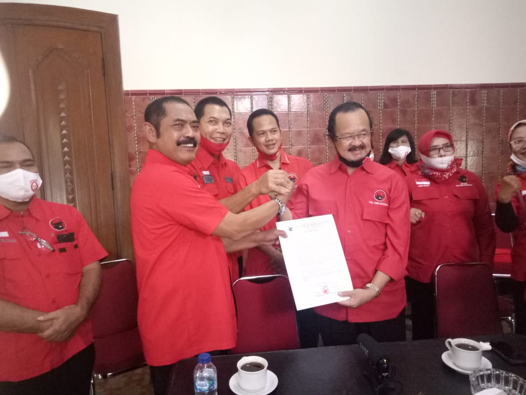 Ketua DPC PDIP Solo, FX Hadi Rudyatmo menyerahkan surat penokan mundur dari Pilwakot Solo pada Achmad Purnomo, Senin (8/6). (MP/Ismail)