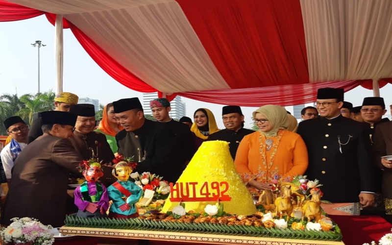 Potong tumpeng HUT Jakarta ke-492