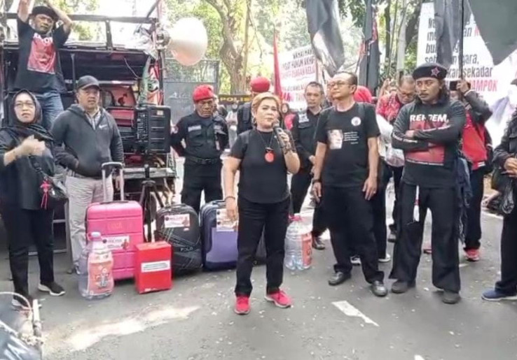 Anggap Perkara Hasto Receh, Pengurus PDIP Yogyakarta Bawa Koin ke Pengadilan