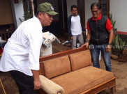 Sambangi Korban Banjir, Kang Hasan Bantu Warga Bereskan Perabot