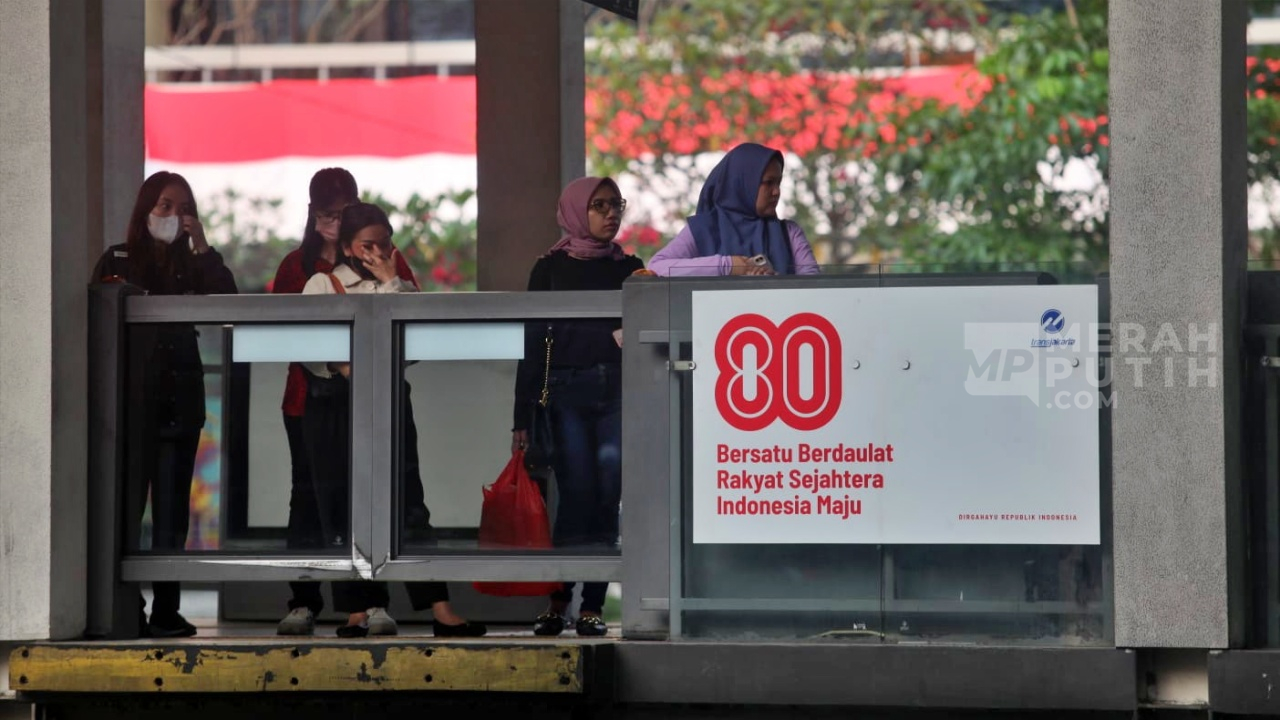 Jelang HUT ke-80 RI, Nuansa Merah Putih Warnai Stasiun dan Kereta LRT Jabodebek