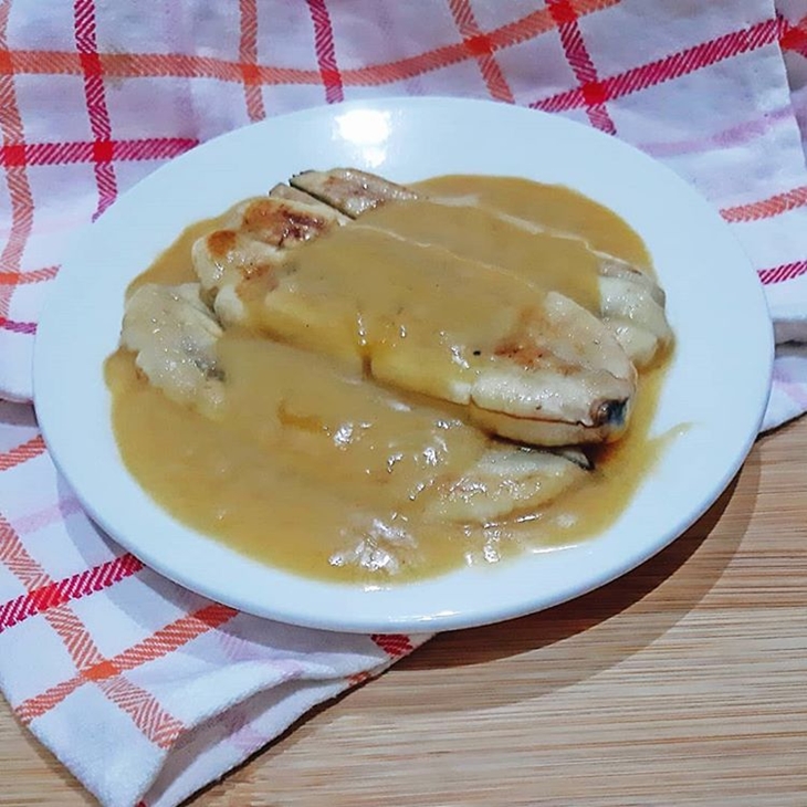 Pisang gapit ditaburi saus dari durian. (Foto: instagram.com/nevadrianadewi)