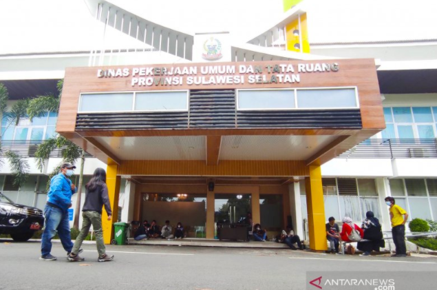 KPK Geledah Kantor PUPR Sulsel, Pegawai Gigit Jari Enggak Bisa Masuk
