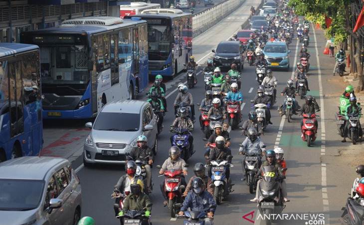 Sejumlah pengendara kendaraan memadati Jalan Mampang Prapatan di Jakarta, Senin (8/6/2020). ANTARA FOTO/Reno Esnir/pras.