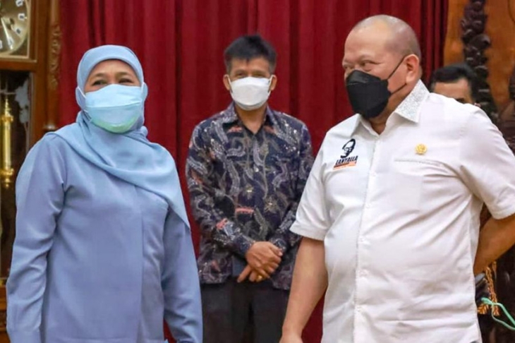 Ketua DPD RI, AA L aNyalla Mahmud Mattalitti (kanan) berbincang dengan Gubernur Jatim Khofifah Indar Parawansa (kiri) di sela pertemuan internal di Gedung Negara Grahadi di Surabaya beberapa waktu lalu. (ANTARA/HO-DPD RI)