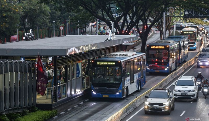 TransJakarta Izinkan Pengguna Tak Pakai Masker