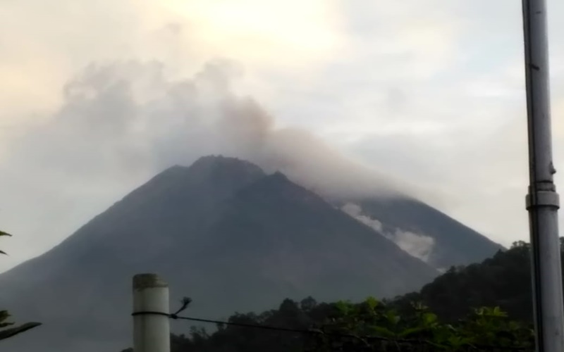 Pemandangan puncak Gunung Merapi