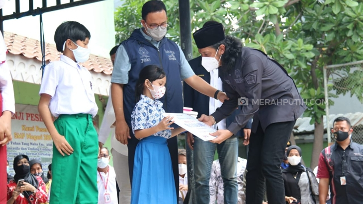 Gubernur DKI Jakarta Anies Baswedan menghadiri vaksinasi dan menyerahkan secara langsung beasiswa untuk yatim piatu karena COVID-19, di halaman SMP Negeri 289 Jakarta. (Foto: MP/Asropih)