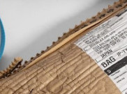 Ingin Cosplay Jadi Kurir? Pakai Nih Tas Ala Kardus Paket