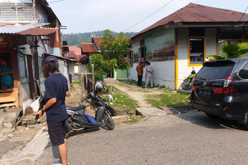 Situasi di kediaman terduga teroris Novendri alias Abu Zahran