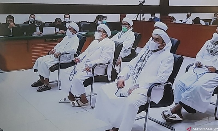 Rizieq Shihab (tengah depan) dan lima terdakwa lainnya saat sidang putusan kasus kerumunan Petamburan di PN Jakarta Timur, Kamis (27/5/2021). ANTARA/Yogi Rachman