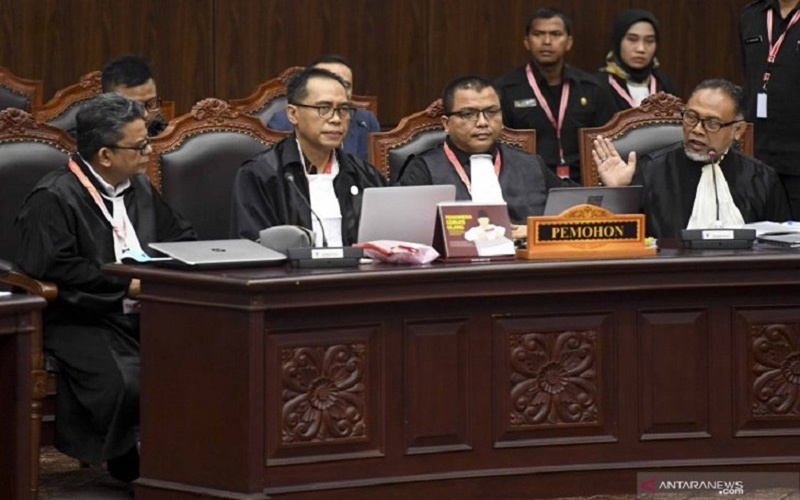 Saksi Prabowo Akui Temukan Amplop, Tim Hukum Jokowi Justru Endus Gelagat Aneh