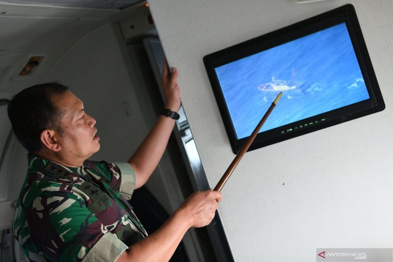 Panglima Komando Gabungan Wilayah Pertahanan 1, Laksamana Madya TNI Yudo Margono, menunjukkan pergerakan kapal nelayan asing melalui layar yang tersambung kamera intai dari pesawat Boeing B-737 Intai Strategis AI-7301 Skadron Udara 5, di Laut Natuna, Sabtu (4/1/2020). ANTARA FOTO/M Risyal Hidayat