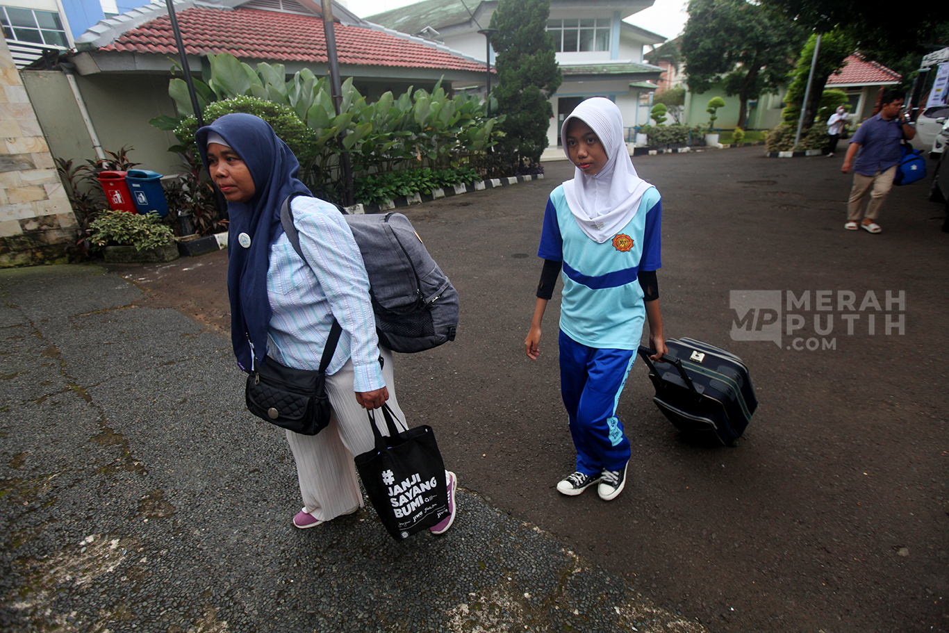 Hari Pertama Siswa Datang Bawa Koper di Sekolah Rakyat Menengah Atas (SRMA) 10 Jakarta