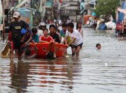 Pemerintah DKI Tetap Bagikan Makanan Siap Saji untuk Korban Rob