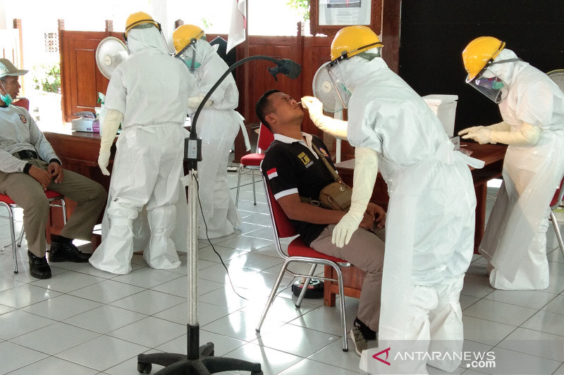 Tes usap COVID-19 oleh tenaga kesehatan Dinkes Bantul, DIY (Foto ANTARA/Hery Sidik)