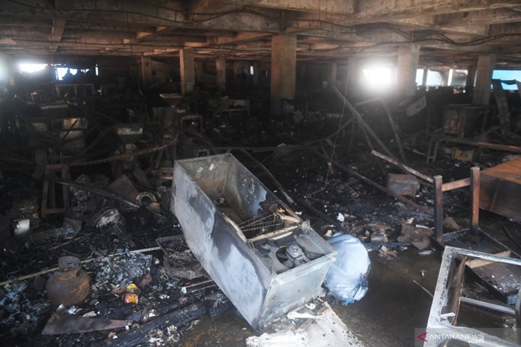 Suasana lokasi pascakebakaran Pasar Inpres Pasar Minggu di Jakarta, Selasa (13/4/21). Kebakaran yang menghanguskan ratusan kios pedagang itu menyebabkan kerugian diperkirakan hingga Rp2 miliar. ANTARA FOTO/Akbar Nugroho Gumay/wsj.