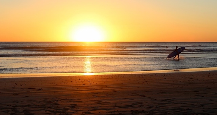 Trivia 4 _ Kamu bisa menemukan air panas alami di dalam pasir pantai Hot Water Beach (Foto_ Pixabay_Free-Photos)