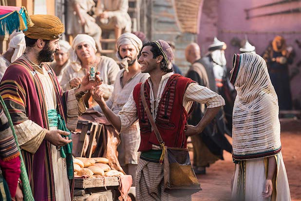 4 Pelajaran Soal Cinta yang Kamu Petik dari Saran Geenie di Film Terbaru Aladdin