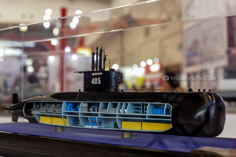 Miniatur kapal selam kapal selam Diesel Electric Submarine U20911400 milik PT. PAL Indonesia terpajang di Trade Expo Indonesia (TEI) 2019 di Indonesia Convention Exhibition Bumi Serpong Damai (ICE BSD), Tangerang, Banten, Rabu, (16/10/2019). TEI yang merupakan ajang besar Kementerian Perdagangan (Kemendag) digelar mulai dari 16-20 Oktober 2019. Sebanyak 1.200 pedagang (exhibitors) yang turut berpartisipasi di TEI 2019. Merahputih.com / Rizki Fitrianto