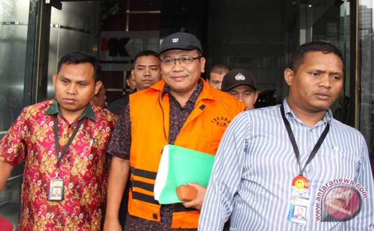 Dudy Jocom saat ditahan KPK terkait kasus suap pembangunan IPDN (Foto: Antaranews)