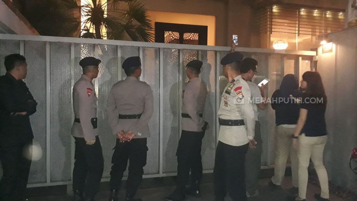 Penyidik KPK Bawa Tiga Koper dari Rumah Setya Novanto