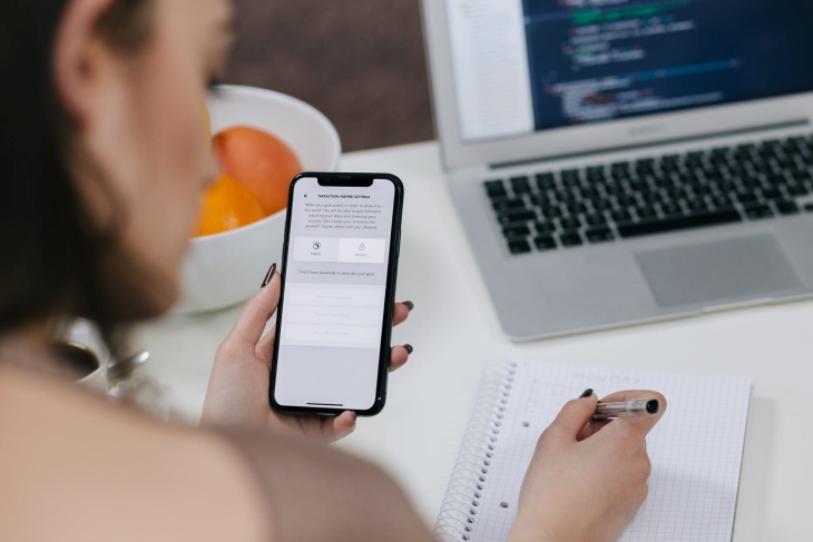 Produk DR-S150 dapat dioperasikan lewat smartphone dengan aplikasi yang dapat diunduh di App Store. (foto: pexels/freestocks.org)