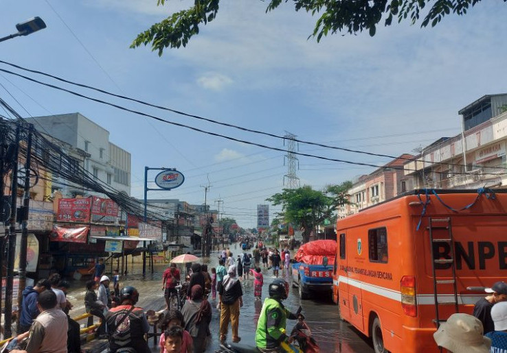 Ciledug Indah Masih Dikepung Banjir, Tarif Ojek Gerobak Seorang Rp 10 Ribu